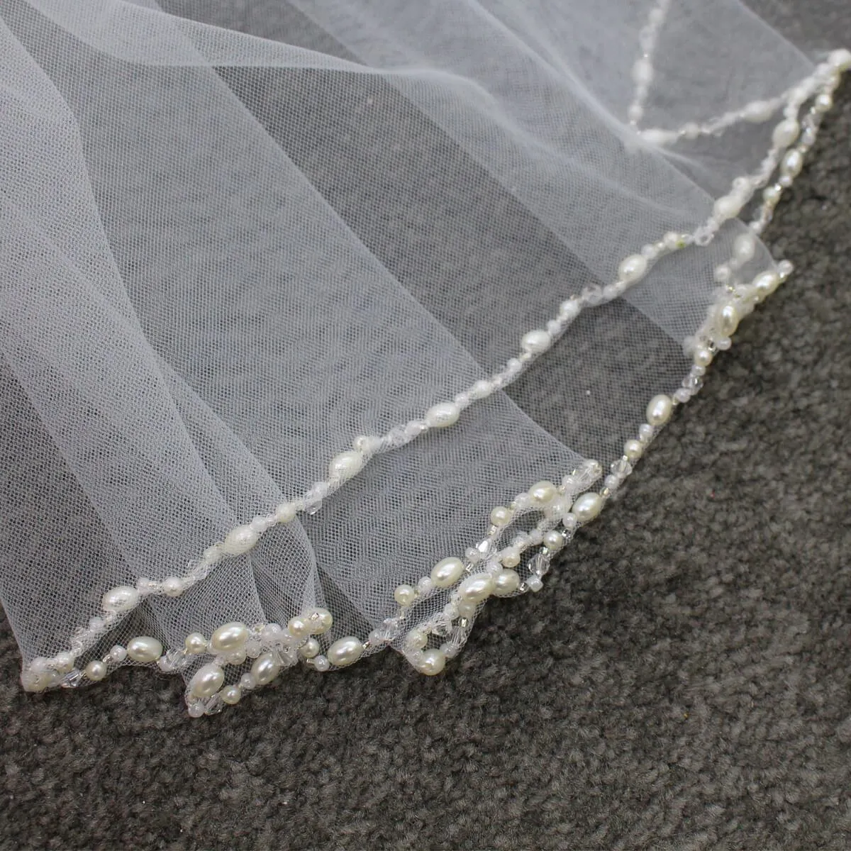 Beaded Short Bridal Veils Fingertip Length V684
